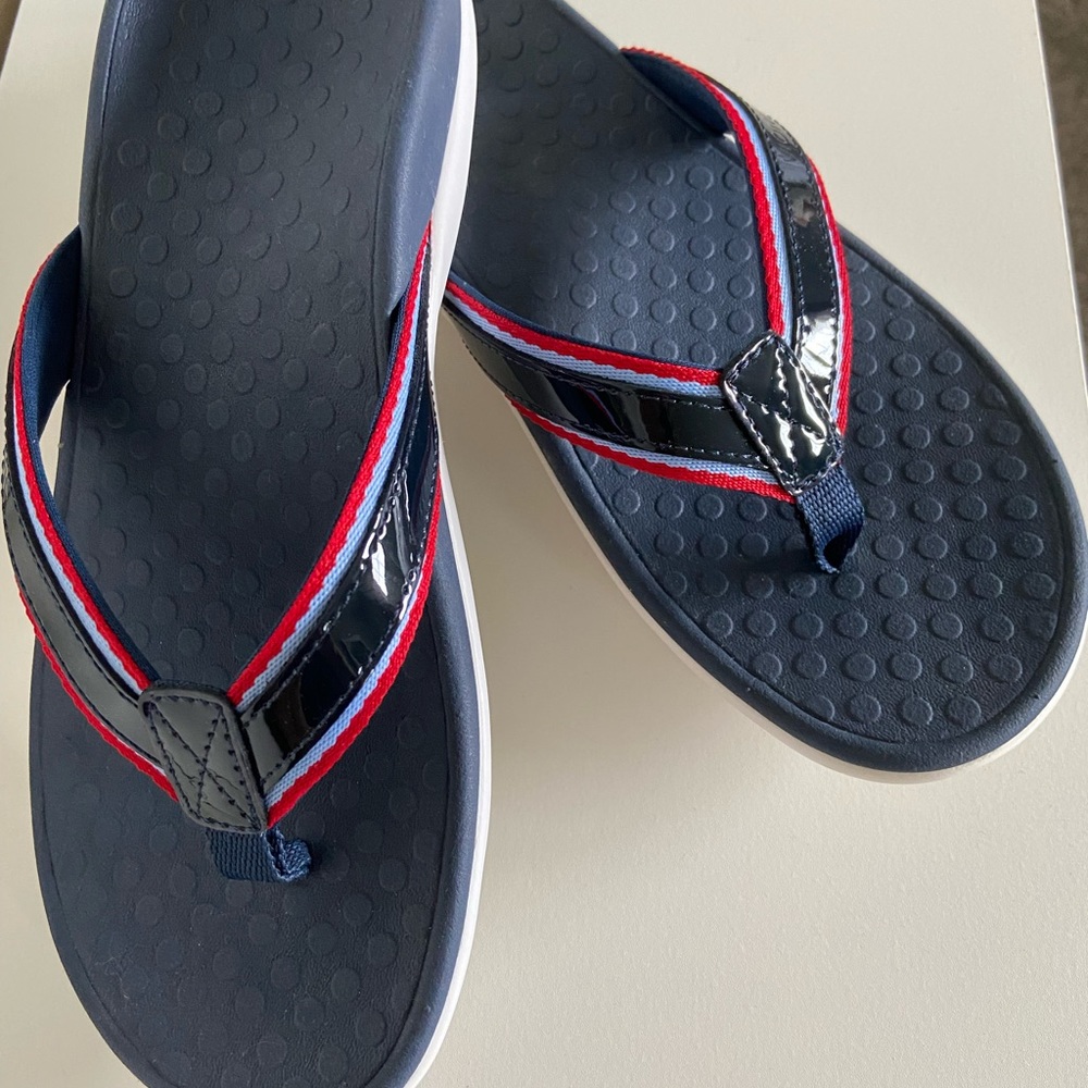 NEW Vionic Women’s Tide Sport flip flops in Navy